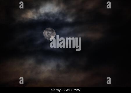 Stone Jetty Morecambe Lancashire, Regno Unito. 24 gennaio 2024. Wool Moon la prima luna piena dell'anno illumina Morecambe Bay crediti: PN News/Alamy Live News Foto Stock