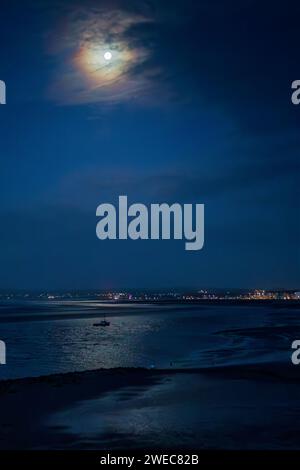 Stone Jetty Morecambe Lancashire, Regno Unito. 24 gennaio 2024. Wool Moon la prima luna piena dell'anno illumina Morecambe Bay crediti: PN News/Alamy Live News Foto Stock