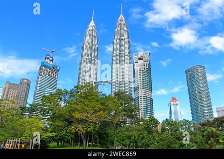 Petronas Twin Towers o KLCC viste dal KLCC Park di Kuala Lumpur, Malesia. Foto Stock