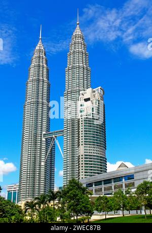 Petronas Twin Towers o KLCC viste dal KLCC Park di Kuala Lumpur, Malesia. Foto Stock