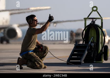 U.S. Air Force Tech. Il sergente Andrew DeMartini, capo dell'equipaggio, segnala ad un pilota di F-16 in un luogo sconosciuto all'interno dell'area di responsabilità del comando centrale degli Stati Uniti, 14 gennaio 2024. La capacità di spedizione della U.S. Air Force consente alle forze statunitensi e di coalizione di stabilire rapidamente forze credibili e pronte al combattimento nell'area di responsabilità del U.S. Central Command per scoraggiare proattivamente potenziali avversari. (Foto U.S. Air Force di Tech. Sgt. Alexander Cook) Foto Stock