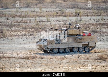 Un Bradley Fighting Vehicle, assegnato al 1st Battalion, 12th Cavalry Regiment, 3rd Armored Brigade Combat Team, 1st Cavalry Division, assalto una trincea durante un'esercitazione combinata di addestramento al fuoco vivo (CALFEX) a Fort Cavazos, Texas, 20 gennaio 2024. CALFEX aiuta ad addestrare truppe e unità costruendo la coesione del team attraverso scenari di lotta di guerra rigorosi e realistici. (Foto dell'esercito degli Stati Uniti del sergente Jacob Nunnenkamp) Foto Stock