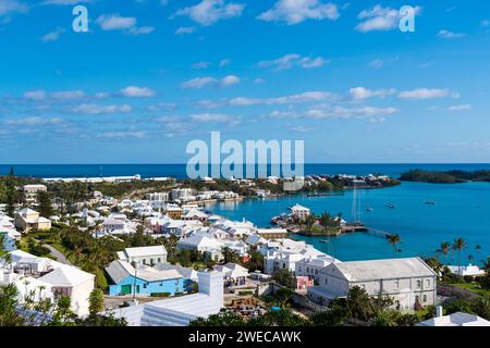 Sinfonia costiera delle Bermuda: Dove le acque azzurre incontrano i cieli vibranti, i paesaggi lussureggianti cullano le case affascinanti, creando un armonioso capolavoro dell'isola. Foto Stock