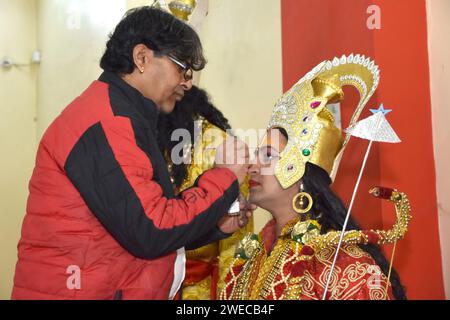 Bikaner, India. 22 gennaio 2024. Devoti della comunità Shree RAM Laxman Dussehra durante una processione religiosa della cerimonia di Pran Pratishtha presso il RAM Mandir. (Foto di Dinesh Gupta/Pacific Press) credito: Pacific Press Media Production Corp./Alamy Live News Foto Stock