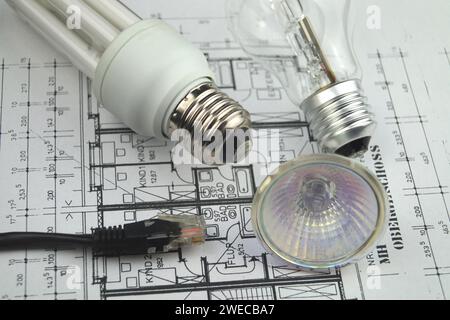 Spina di rete e lampade sul disegno di costruzione, immagine simbolica per Smart Home Foto Stock