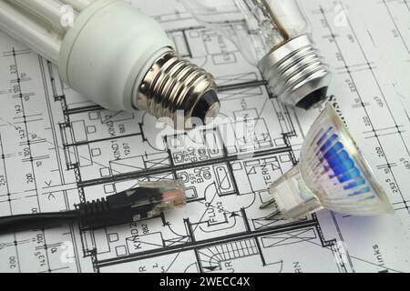 Spina di rete e lampade sul disegno di costruzione, immagine simbolica per Smart Home Foto Stock