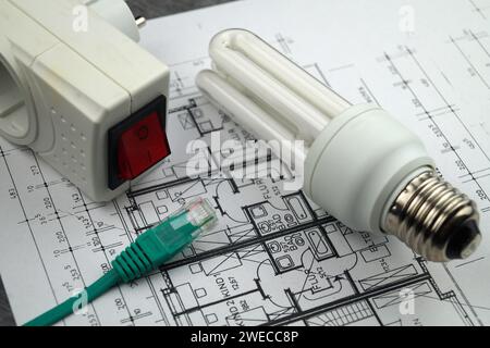 Spina di rete, sorgente luminosa e presa di corrente con interruttore su disegno di costruzione, immagine simbolo per Smart Home Foto Stock