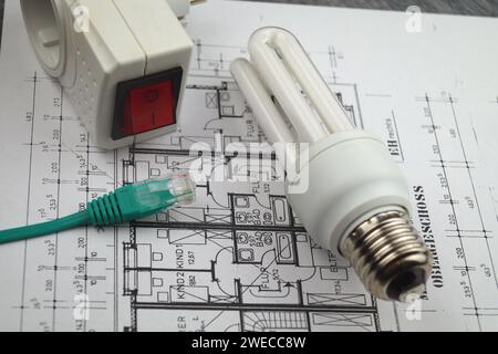 Spina di rete, sorgente luminosa e presa di corrente con interruttore su disegno di costruzione, immagine simbolo per Smart Home Foto Stock