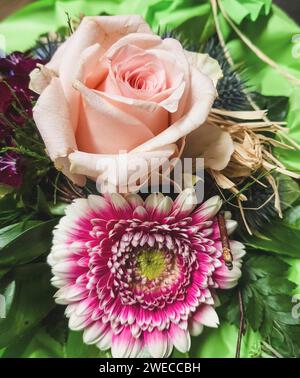 Bouquet colorato con gerbera e rose Foto Stock