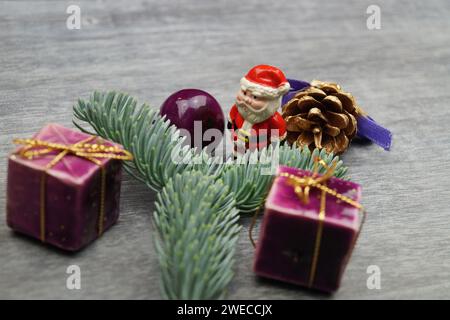 Decorazioni di rami di abete e alberi di Natale Foto Stock