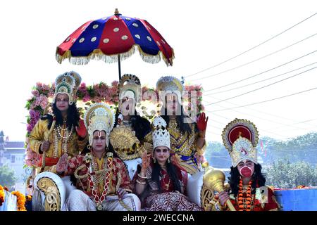 Bikaner, Rajasthan, India. 22 gennaio 2024. Devoti della comunità Shree RAM Laxman Dussehra durante una processione religiosa della cerimonia di Pran Pratishtha presso il RAM Mandir. (Immagine di credito: © Dinesh Gupta/Pacific Press via ZUMA Press Wire) SOLO USO EDITORIALE! Non per USO commerciale! Foto Stock