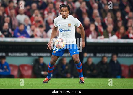 Jules Kounde del FC Barcelona in azione durante il round 8 della Copa El Rey tra Athletic Club e FC Barcelona al San Mames Stadium il 16 gennaio 2024 a Bilbao, in Spagna. Credito: Cesar Ortiz Gonzalez/Alamy Live News Foto Stock