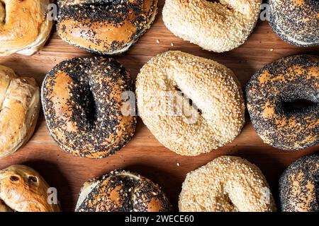 Primo piano di bagel appena sfornati conditi con semi. Foto Stock