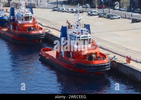 Pusher Tugs Capo D’Orlando (in primo piano) e Megrez, ormeggiati in attesa del loro prossimo compito nel porto di Messina, Sicilia, aprile 2023. Foto Stock