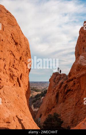 Escursionisti al culmine di una formazione di roccia rossa, al Garden of the Gods National Park Foto Stock
