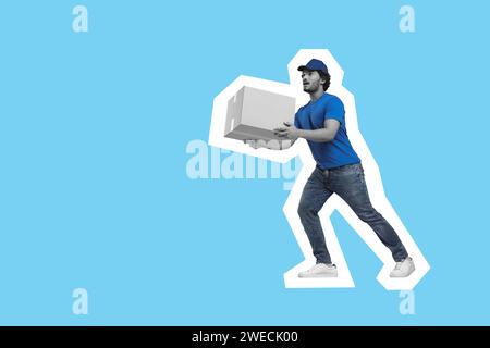 Corriere scioccato con pacchi in esecuzione su sfondo azzurro, spazio per il testo Foto Stock