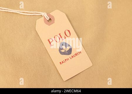 Leida, Paesi Bassi - 6 dicembre 2023: Etichetta di abbigliamento Polo Ralph Lauren su indumenti beige, vista dall'alto Foto Stock