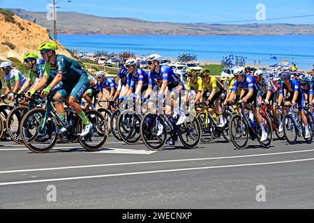 Piloti che gareggiano durante la 5a tappa del Tour Down Under 2024 ad Aldinga, ad Adelaide, Australia Foto Stock