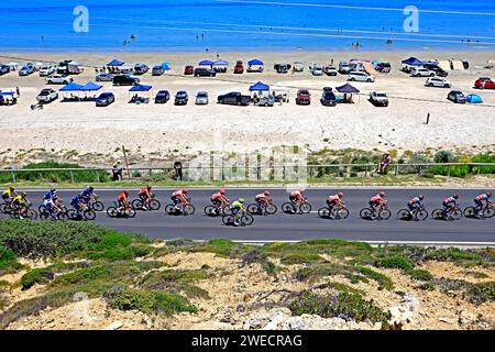 Piloti che gareggiano durante la 5a tappa del Tour Down Under 2024 ad Aldinga, ad Adelaide, Australia Foto Stock