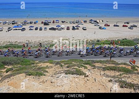 Piloti che gareggiano durante la 5a tappa del Tour Down Under 2024 ad Aldinga, ad Adelaide, Australia Foto Stock