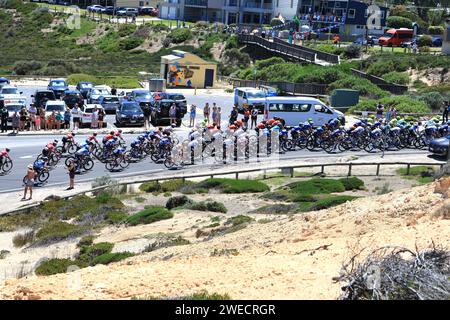 Piloti che gareggiano durante la 5a tappa del Tour Down Under 2024 ad Aldinga, ad Adelaide, Australia Foto Stock