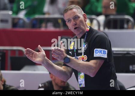 COLONIA, GERMANIA - 24 GENNAIO Lanxess Arena, Men's EHF Euro 2024 Main Round gruppo i Germania - Croazia v.l., Bundestrainer, Trainer Alfred Gislason (Deutschland, DHB) gibt Anweisungen, gestikuliert, mit den Armen gestikulieren dà istruzioni, gesticulate. Foto Stock