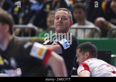 COLONIA, GERMANIA - 24 GENNAIO Lanxess Arena, Men's EHF Euro 2024 Main Round gruppo i Germania - Croazia v.l., Bundestrainer, Trainer Alfred Gislason (Deutschland, DHB) gibt Anweisungen, gestikuliert, mit den Armen gestikulieren dà istruzioni, gesticulate. Foto Stock