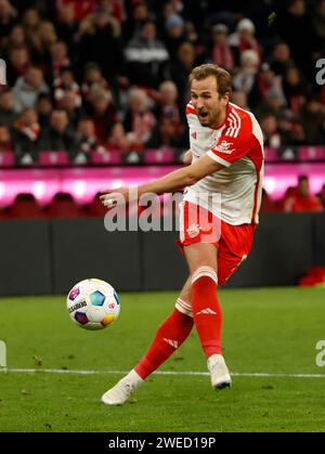 Monaco, Germania. 24 gennaio 2024. Harry Kane del Bayern Monaco di Baviera tira a segno durante la partita di calcio della Bundesliga di prima divisione tedesca tra il Bayern Monaco e l'Union Berlin a Monaco di Baviera, in Germania, il 24 gennaio 2024. Credito: Philippe Ruiz/Xinhua/Alamy Live News Foto Stock