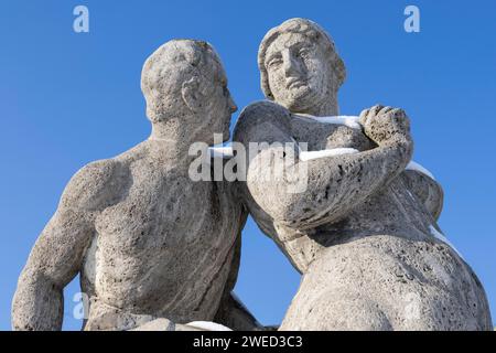 Figure di arenaria ricoperte di neve della mitologia greca presso la storica torre dell'acqua di Mannheim, Baden-Wuerttemberg, Germania Foto Stock