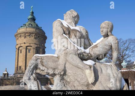 Figure di arenaria ricoperte di neve della mitologia greca di fronte alla storica torre dell'acqua di Mannheim, Baden-Wuerttemberg, Germania Foto Stock