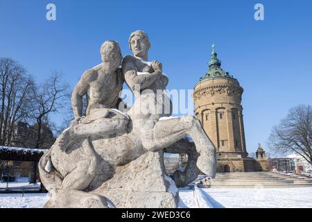 Figure di arenaria ricoperte di neve della mitologia greca di fronte alla storica torre dell'acqua di Mannheim, Baden-Wuerttemberg, Germania Foto Stock