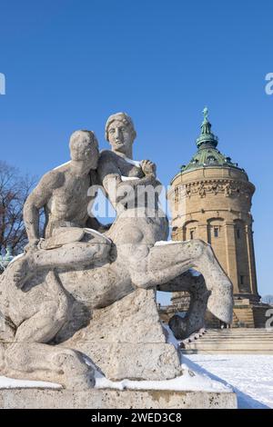 Figure di arenaria ricoperte di neve della mitologia greca di fronte alla storica torre dell'acqua di Mannheim, Baden-Wuerttemberg, Germania Foto Stock