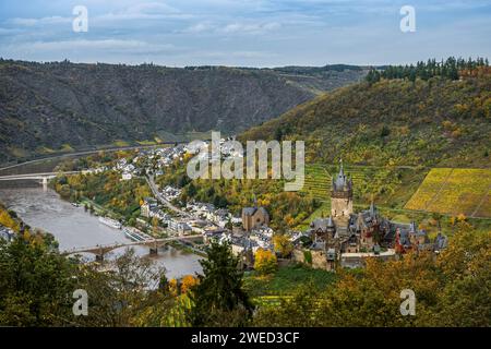 Vista di Reichsburg in autunno, Cochem, Mosella, Renania-Palatinato, Germania Foto Stock