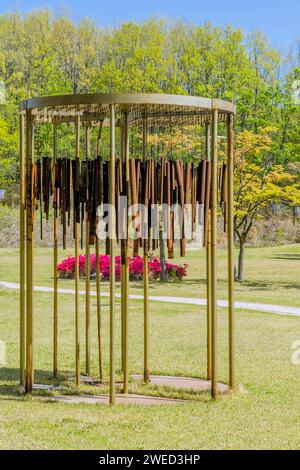 Scultura: Campanelli del vento di tubi di metallo arrugginiti al DMZ Peace Park. Artista sconosciuto a Goseong, Corea del Sud Foto Stock