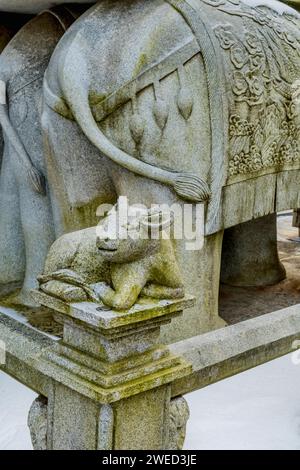 Bue scolpito in pietra, che rappresenta l'oroscopo cinese, sul palo d'angolo di recinzione in cemento in Corea del Sud Foto Stock