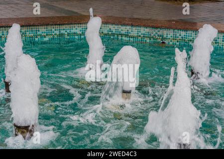 Primo piano dell'acqua che esce dai tubi di flusso nella fontana poco profonda di Istanbul, Turkiye Foto Stock