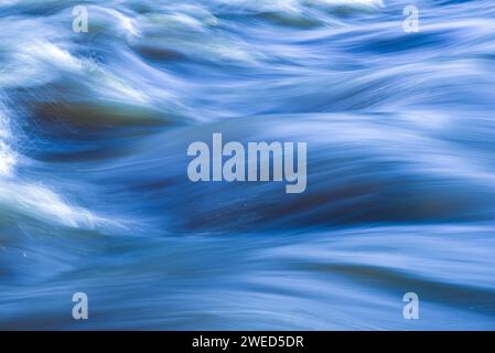 Registrazione a lungo termine di onde in un fiume in Baviera, Germania Foto Stock