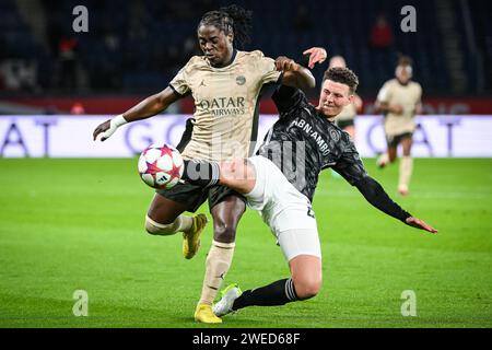 Parigi, Francia. 24 gennaio 2024. TABITHA CHAWINGA del PSG e KAY-LEE DE SANDERS di Amsterdam durante la partita di UEFA Women's Champions League gruppo C tra Paris Saint-Germain e Ajax Amsterdam al Parc des Princes Stadium di Parigi. AJAX Amsterdam ha vinto la partita 3-1. (Immagine di credito: © Matthieu Mirville/ZUMA Press Wire) SOLO USO EDITORIALE! Non per USO commerciale! Foto Stock