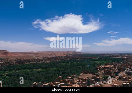 Un pittoresco villaggio marocchino annidato nell'affascinante paesaggio delle montagne dell'Atlante, che fonde cultura antica e bellezza rurale. Foto Stock