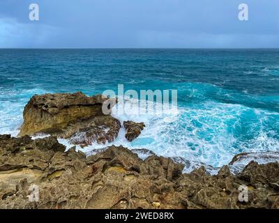 Catturando l'incantevole bellezza dei paesaggi di Porto Rico, dove l'oceano incontra le coste rocciose sotto l'ampio cielo Foto Stock