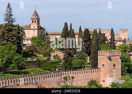 Alhambra, Spagna: Una miscela mozzafiato di architettura moresca e patrimonio andaluso, che mette in mostra la magnificenza artistica di questo monumento storico Foto Stock