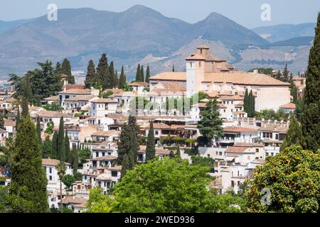 Alhambra, Spagna: Una miscela mozzafiato di architettura moresca e patrimonio andaluso, che mette in mostra la magnificenza artistica di questo monumento storico Foto Stock