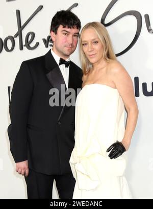 New York City, USA. 23 gennaio 2024. Chloe Sevigny e il marito Sinisa Mackovic hanno partecipato al feud di FX 'Capote VS. The Swans' New York Premiere tenutosi al Museum of Modern Art il 23 gennaio 2024 a New York City, NY © Steven Bergman/AFF-USA.COM Credit: AFF/Alamy Live News Foto Stock