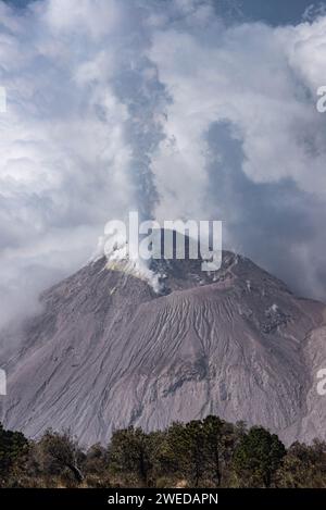 Cupola di lava di Santiaguito che erutta dal vulcano di Santa Maria, Quetzaltenango, Guatemala Foto Stock