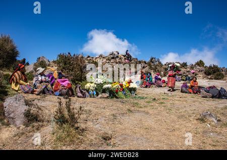Cerimonia di culto maya in cima al vulcano di Santa Maria, Quetzaltenango, Guatemala Foto Stock