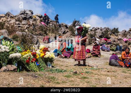 Cerimonia di culto maya in cima al vulcano di Santa Maria, Quetzaltenango, Guatemala Foto Stock