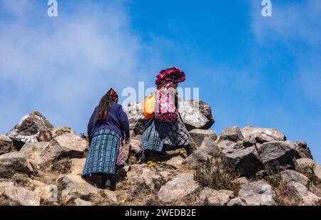 Cerimonia di culto maya in cima al vulcano di Santa Maria, Quetzaltenango, Guatemala Foto Stock