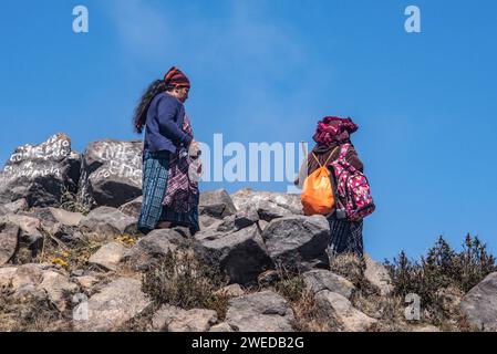 Cerimonia di culto maya in cima al vulcano di Santa Maria, Quetzaltenango, Guatemala Foto Stock