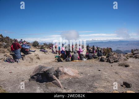 Cerimonia di culto maya in cima al vulcano di Santa Maria, Quetzaltenango, Guatemala Foto Stock