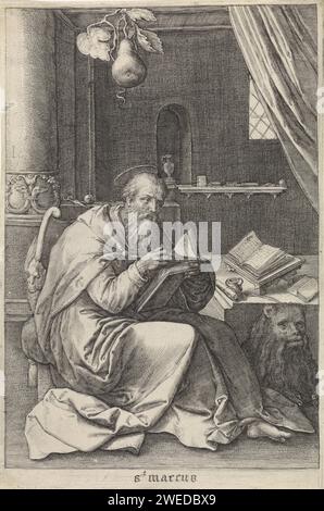 Evangelista Marcus, Crispijn van de Passe (i), dopo Lucas van Leyden, 1574 - 1637 stampa l'Evangelista Marcus nel suo studio. Il suo attributo de Leeuw è sotto la tavola da scrittura. Incisione su carta nei Paesi Bassi del Nord St Segnate l'evangelista che scrive il Vangelo, di solito un leone (alato) presente Foto Stock